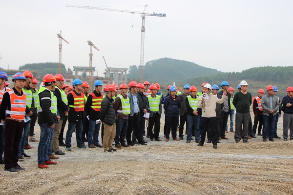 柳南改扩建全线安全管理人员参观特大桥施工现场。。。。。。。ㄐ薷某叽纾.jpg