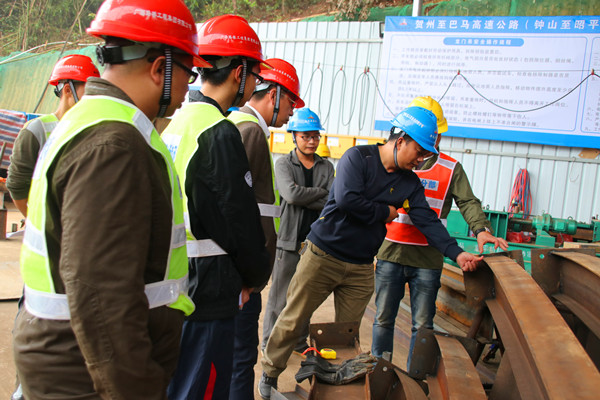 图一：召开进洞前现场会议，，，，，，，检查钢拱架.jpg